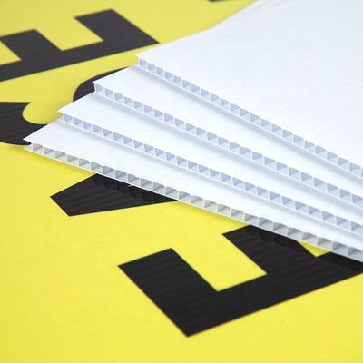 Recyklingowane białe arkusze Coroplast 10 mm puste arkusze z tektury falistej