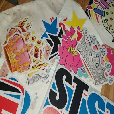 Czerwone czarne znaki trawnikowe Coroplast Faliste plastikowe wycięte litery