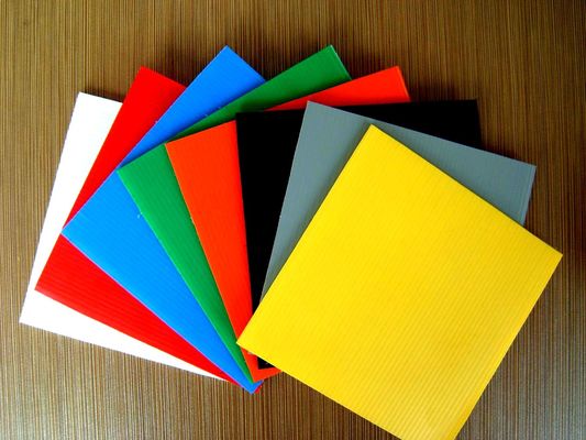 Czerwony arkusz z tektury falistej 2 mm 3 mm 4 mm nadający się do recyklingu Mocny sztywny