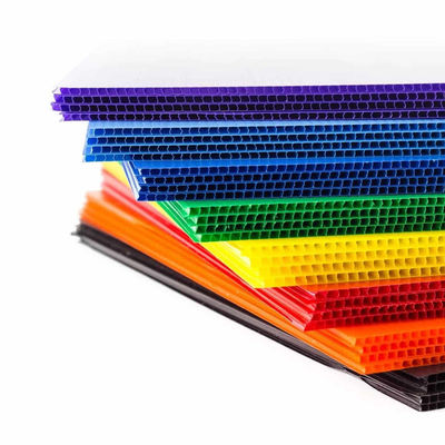 Płyty z tworzywa sztucznego falistego dostępne w różnych rozmiarach, kolorach i grubościach, odpowiednie do zastosowań i projektów na zamówienie.