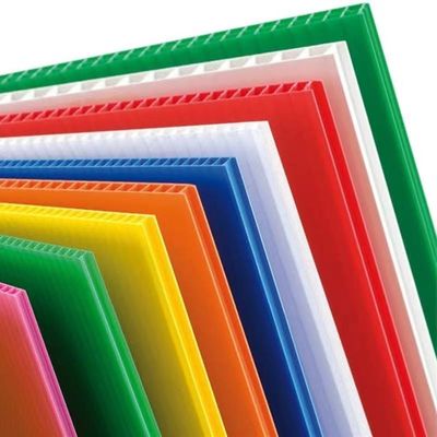 Dostosowanie arkuszy z tektury falistej Coroplast o grubości 10 mm z recyklingu